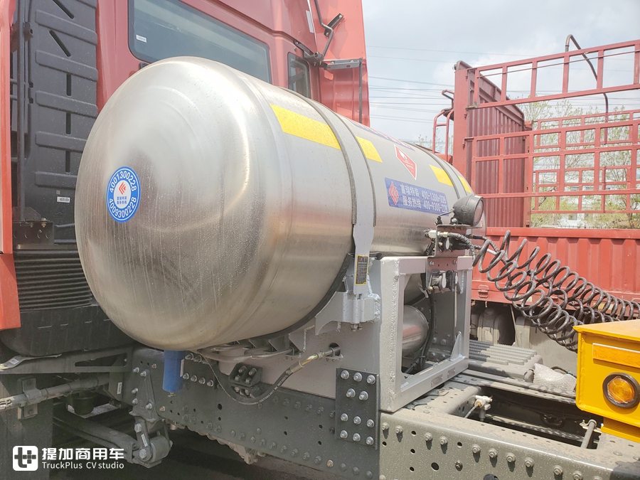 豪沃新出的TX7牵引车,配置怎么样?实拍国六LNG车型带您好好看看 - 第30张 - 提加商用车网 豪沃新出的TX7牵引车,配置怎么样?实拍国六LNG车型带您好好看看 - 第30张
