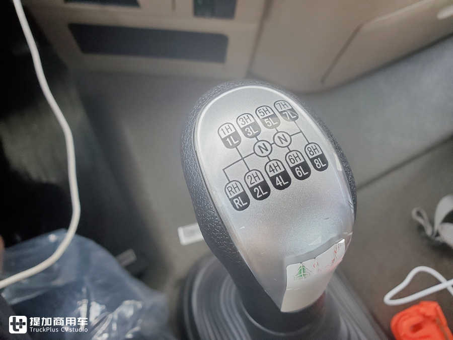 豪沃新出的TX7牵引车,配置怎么样?实拍国六LNG车型带您好好看看 - 第17张 - 提加商用车网 豪沃新出的TX7牵引车,配置怎么样?实拍国六LNG车型带您好好看看 - 第17张