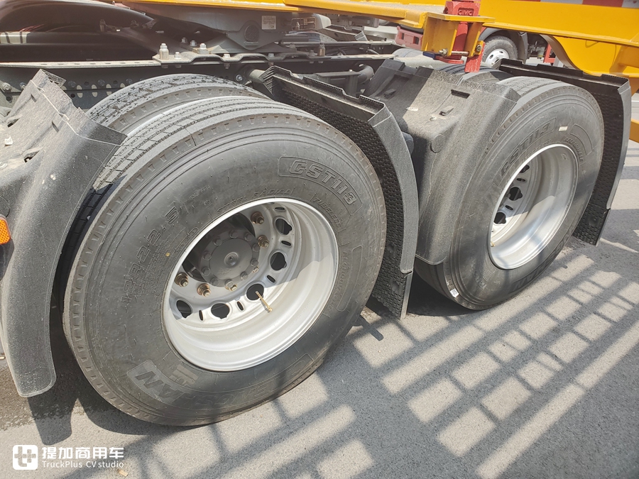豪沃新出的TX7牵引车，配置怎么样？实拍国六LNG车型带您好好看看 - 第31张