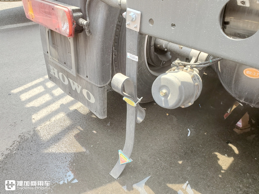 豪沃新出的TX7牵引车,配置怎么样?实拍国六LNG车型带您好好看看 - 第34张 - 提加商用车网 豪沃新出的TX7牵引车,配置怎么样?实拍国六LNG车型带您好好看看 - 第34张