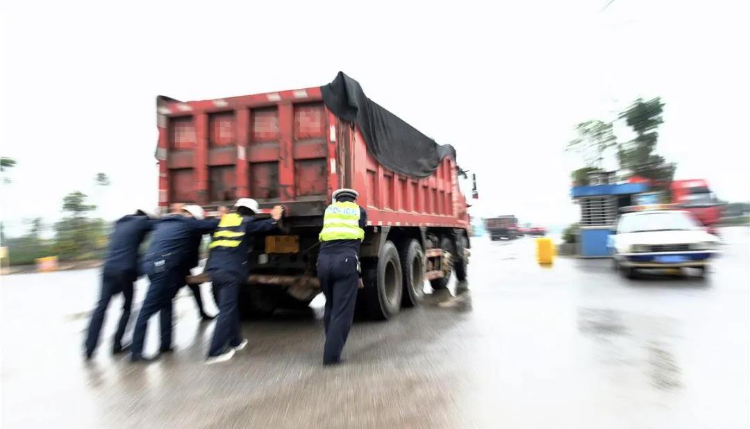 卡车抛锚了怎么办？别急做好这几点最重要 - 第1张
