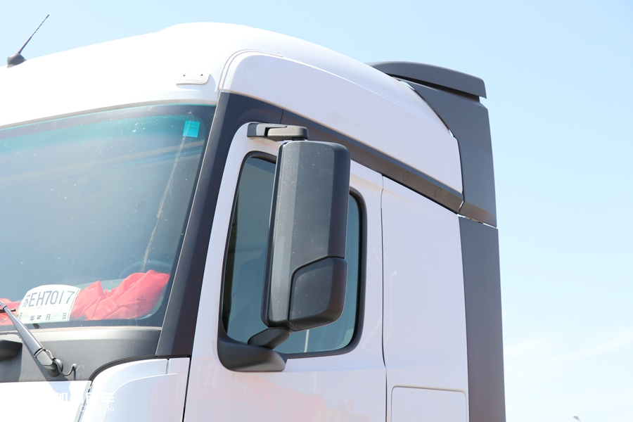 平地板奔驰卡车售价50多万?还有一系列高端配置,现在进口卡车这么香吗? - 第4张 - 提加商用车网 平地板奔驰卡车售价50多万?还有一系列高端配置,现在进口卡车这么香吗? - 第4张