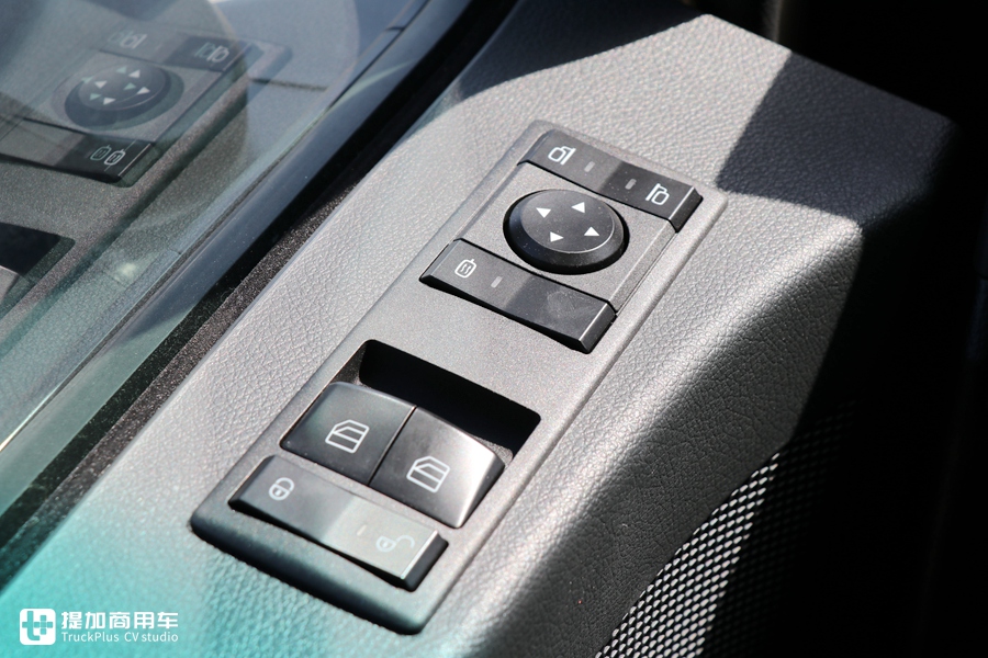 平地板奔驰卡车售价50多万?还有一系列高端配置,现在进口卡车这么香吗? - 第13张 - 提加商用车网 平地板奔驰卡车售价50多万?还有一系列高端配置,现在进口卡车这么香吗? - 第13张