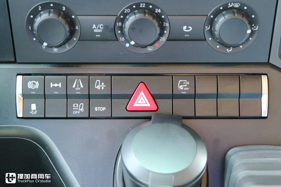 平地板奔驰卡车售价50多万?还有一系列高端配置,现在进口卡车这么香吗? - 第19张 - 提加商用车网 平地板奔驰卡车售价50多万?还有一系列高端配置,现在进口卡车这么香吗? - 第19张