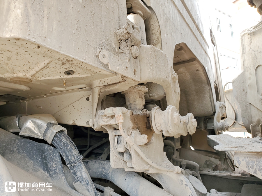 斯堪尼亚P450底盘泵车实拍,车主2018年花近四百万购入,竟然还是手动挡 - 第4张 - 提加商用车网 斯堪尼亚P450底盘泵车实拍,车主2018年花近四百万购入,竟然还是手动挡 - 第4张