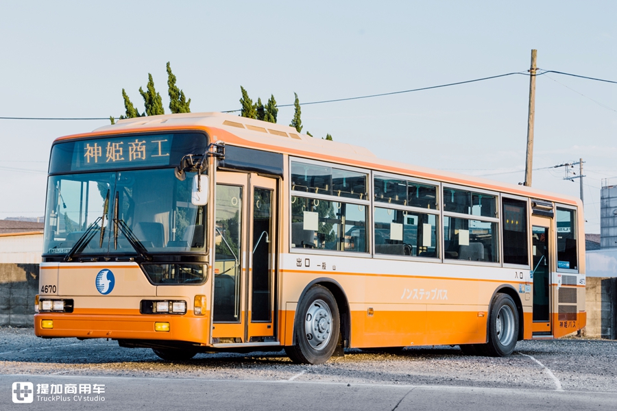 带您见识一款日本很特别的公交，前后门一级踏步，据说是唯一一辆