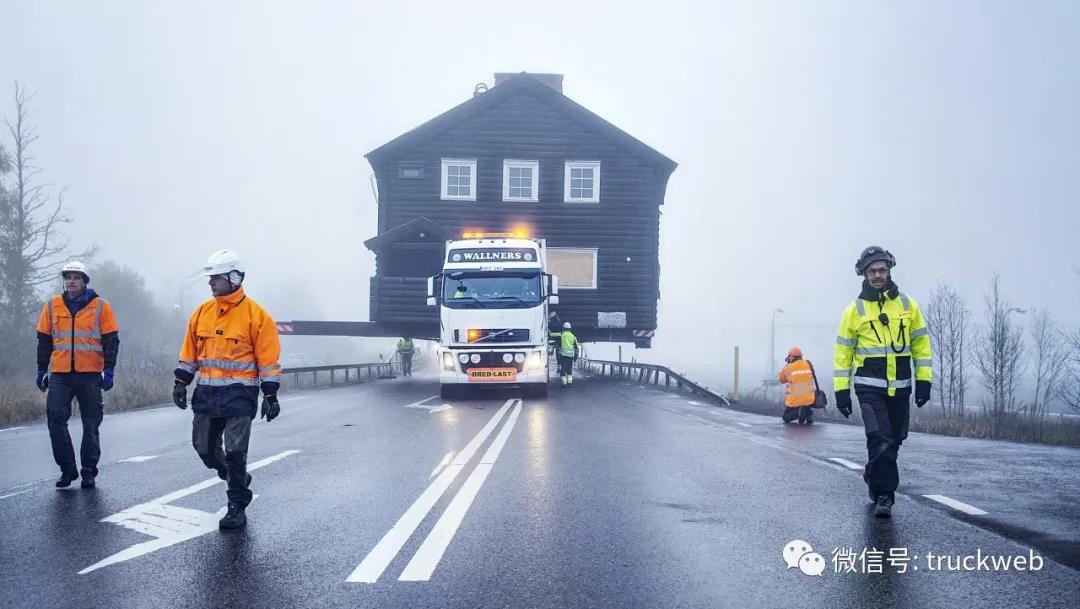 车轮上的博物馆:沃尔沃FH卡车瑞典北部搬运整栋建筑,最重330吨 - 第4张 - 提加商用车网 车轮上的博物馆:沃尔沃FH卡车瑞典北部搬运整栋建筑,最重330吨 - 第4张