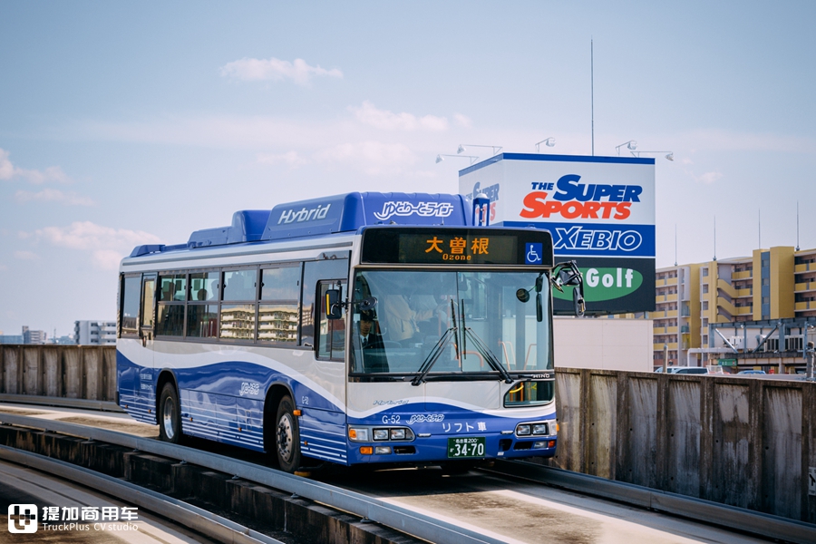 在高架轨道上行驶的公交车，司机像开火车，带您见识日本名古屋的导轨巴士