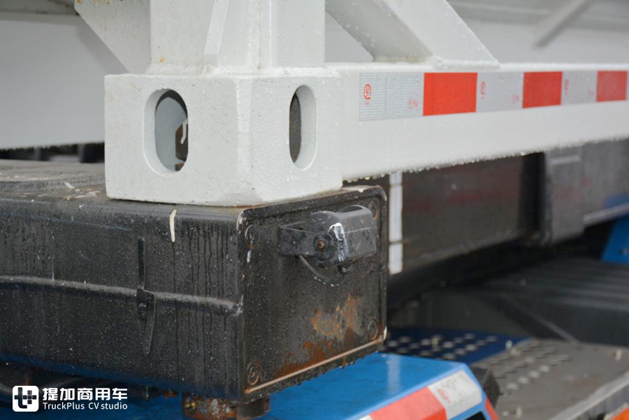 垃圾分类正热,高端垃圾运输车也火了?豪沃T5G车厢可卸式垃圾车实拍 - 第16张 - 提加商用车网 垃圾分类正热,高端垃圾运输车也火了?豪沃T5G车厢可卸式垃圾车实拍 - 第16张