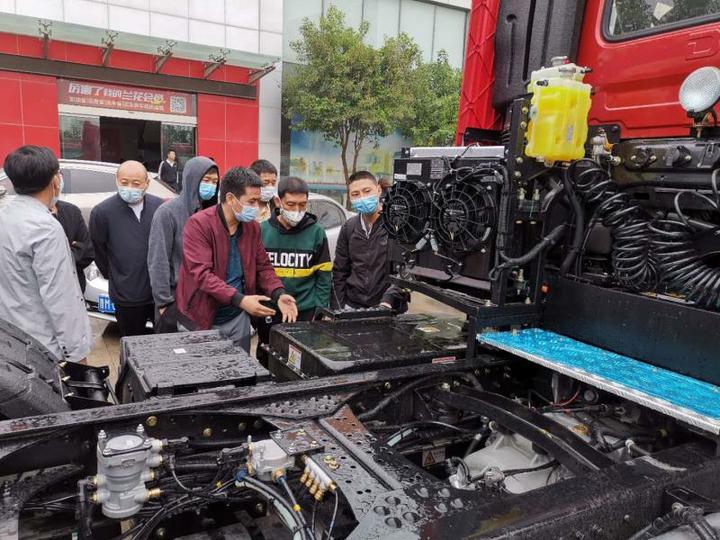 东风商用车首批东风天龙KL油电混合牵引车成功交付 - 第4张 - 提加商用车网 东风商用车首批东风天龙KL油电混合牵引车成功交付 - 第4张