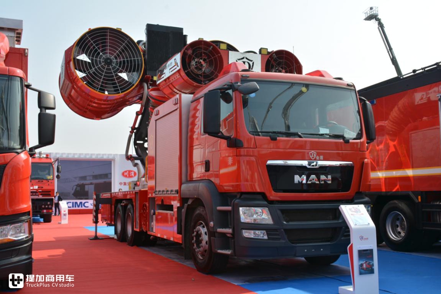 MAN底盘的大型排烟消防车实拍,翅膀式巨大抽烟机太震撼了 - 第1张 - 提加商用车网 MAN底盘的大型排烟消防车实拍,翅膀式巨大抽烟机太震撼了 - 第1张