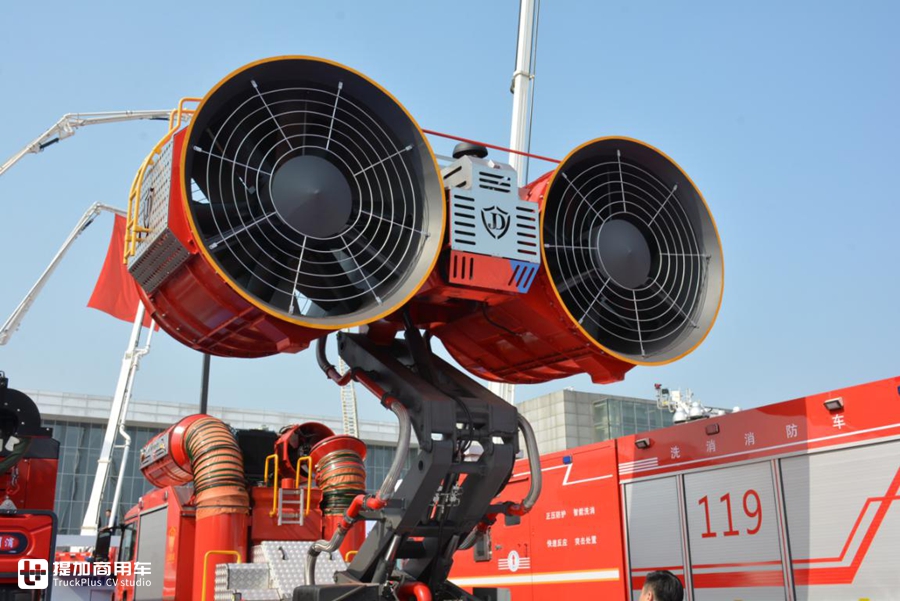 MAN底盘的大型排烟消防车实拍,翅膀式巨大抽烟机太震撼了 - 第3张 - 提加商用车网 MAN底盘的大型排烟消防车实拍,翅膀式巨大抽烟机太震撼了 - 第3张