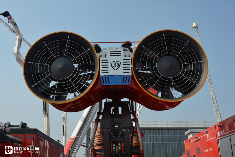 MAN底盘的大型排烟消防车实拍,翅膀式巨大抽烟机太震撼了 - 第4张 - 提加商用车网 MAN底盘的大型排烟消防车实拍,翅膀式巨大抽烟机太震撼了 - 第4张