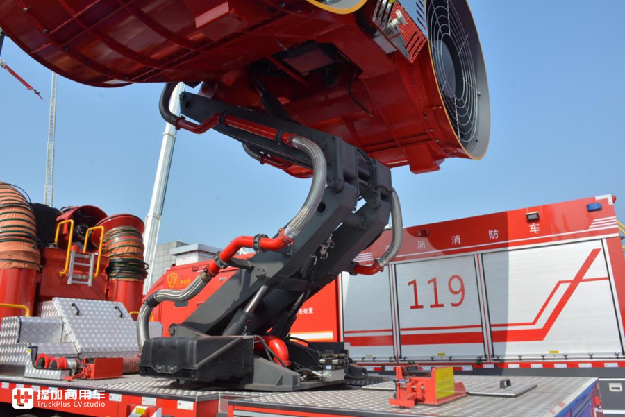 MAN底盘的大型排烟消防车实拍,翅膀式巨大抽烟机太震撼了 - 第5张 - 提加商用车网 MAN底盘的大型排烟消防车实拍,翅膀式巨大抽烟机太震撼了 - 第5张
