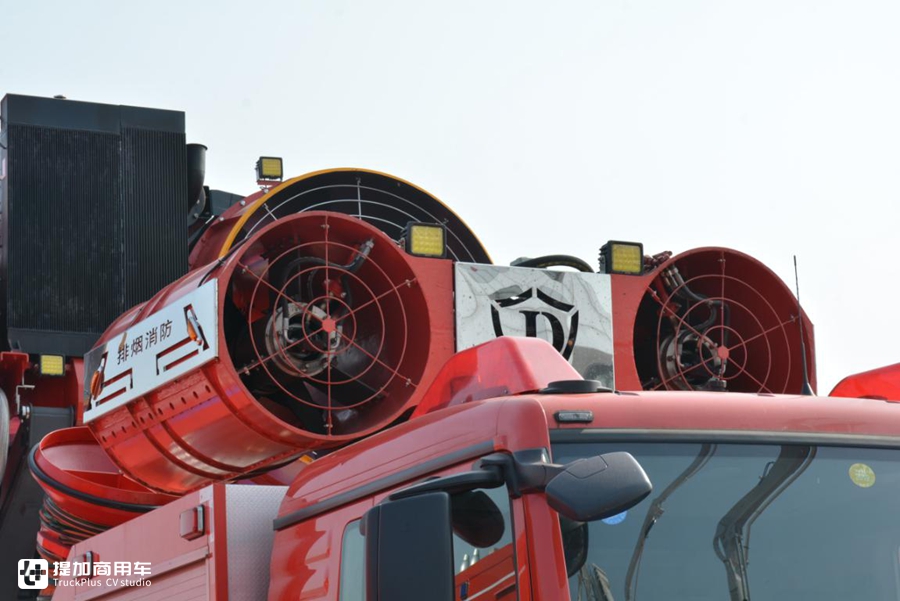 MAN底盘的大型排烟消防车实拍,翅膀式巨大抽烟机太震撼了 - 第6张 - 提加商用车网 MAN底盘的大型排烟消防车实拍,翅膀式巨大抽烟机太震撼了 - 第6张