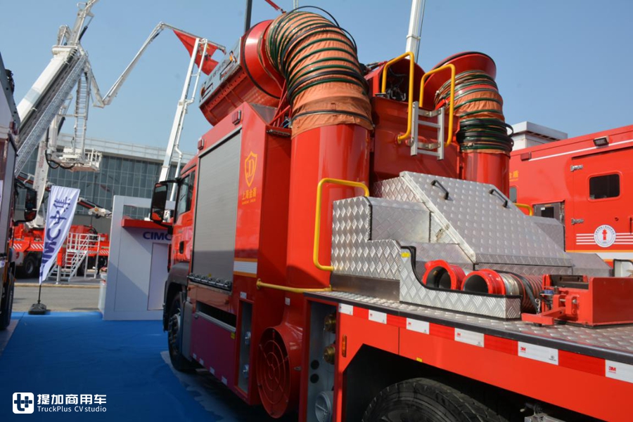 MAN底盘的大型排烟消防车实拍,翅膀式巨大抽烟机太震撼了 - 第7张 - 提加商用车网 MAN底盘的大型排烟消防车实拍,翅膀式巨大抽烟机太震撼了 - 第7张