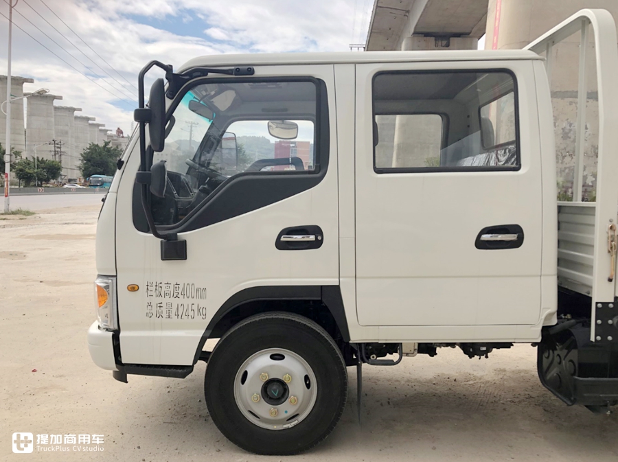 后排座空间真宽敞，拉货载人两不误，江淮康铃808双排座轻卡实拍 - 第4张