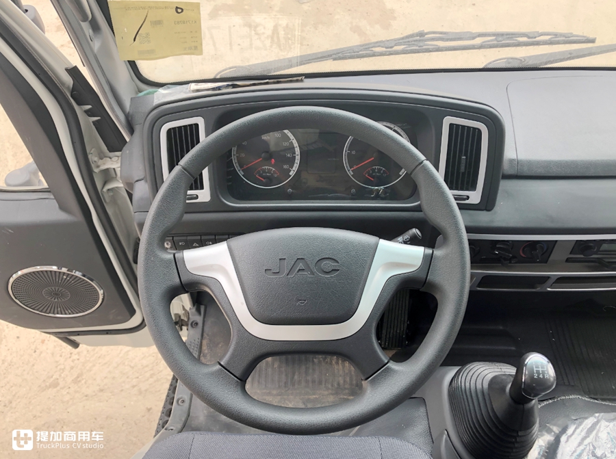 后排座空间真宽敞，拉货载人两不误，江淮康铃808双排座轻卡实拍 - 第5张