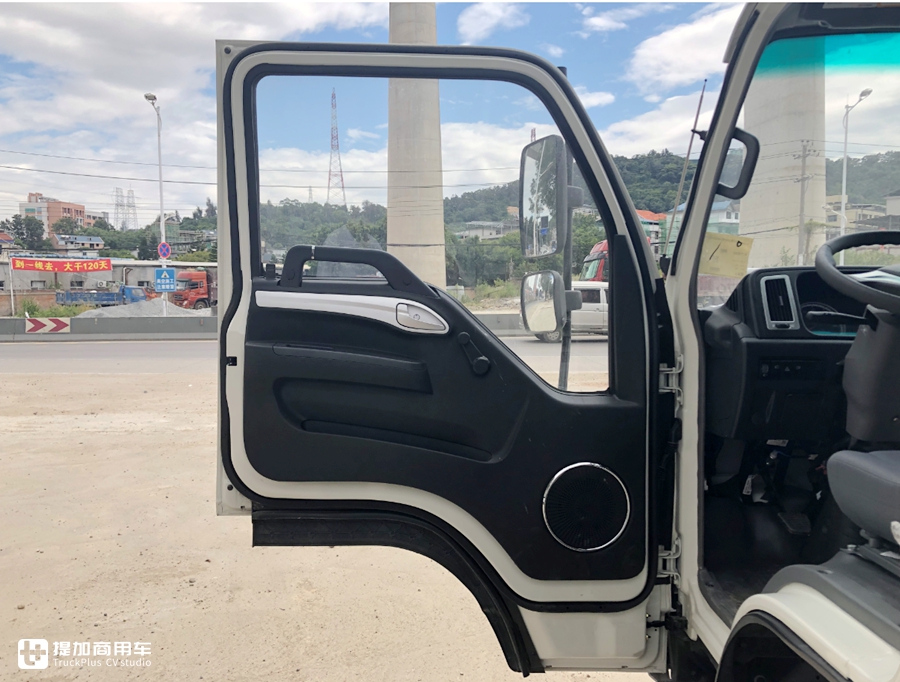 后排座空间真宽敞，拉货载人两不误，江淮康铃808双排座轻卡实拍 - 第6张