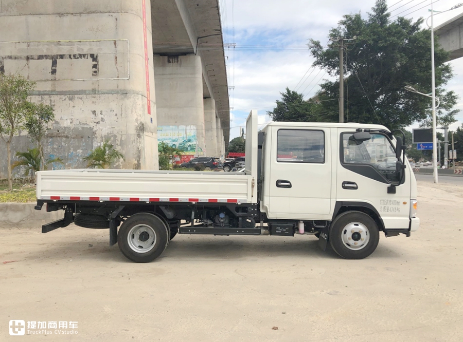 后排座空间真宽敞，拉货载人两不误，江淮康铃808双排座轻卡实拍 - 第8张