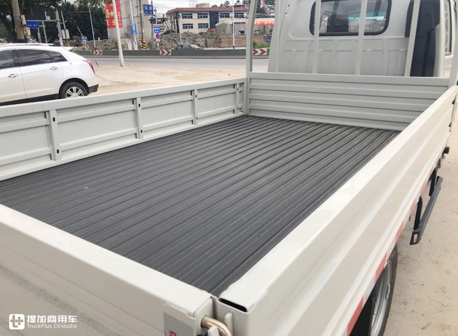 后排座空间真宽敞，拉货载人两不误，江淮康铃808双排座轻卡实拍 - 第9张