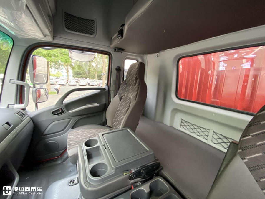 福田新发布的载货车,欧航配置怎么样?实拍6.8米仓栅载货车带您好好看看 - 第4张 - 提加商用车网 福田新发布的载货车,欧航配置怎么样?实拍6.8米仓栅载货车带您好好看看 - 第4张