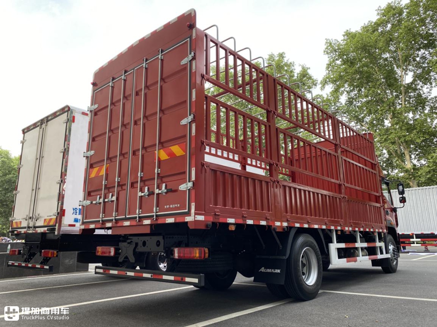 福田新发布的载货车 欧航配置怎么样 实拍6 8米仓栅载货车带您好好看看 提加商用车网