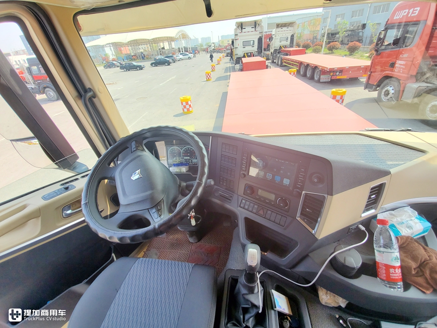 实拍联合U+420牵引车,笼式结构配液缓,车主说因为安全才选的联合 - 第12张 - 提加商用车网 实拍联合U+420牵引车,笼式结构配液缓,车主说因为安全才选的联合 - 第12张