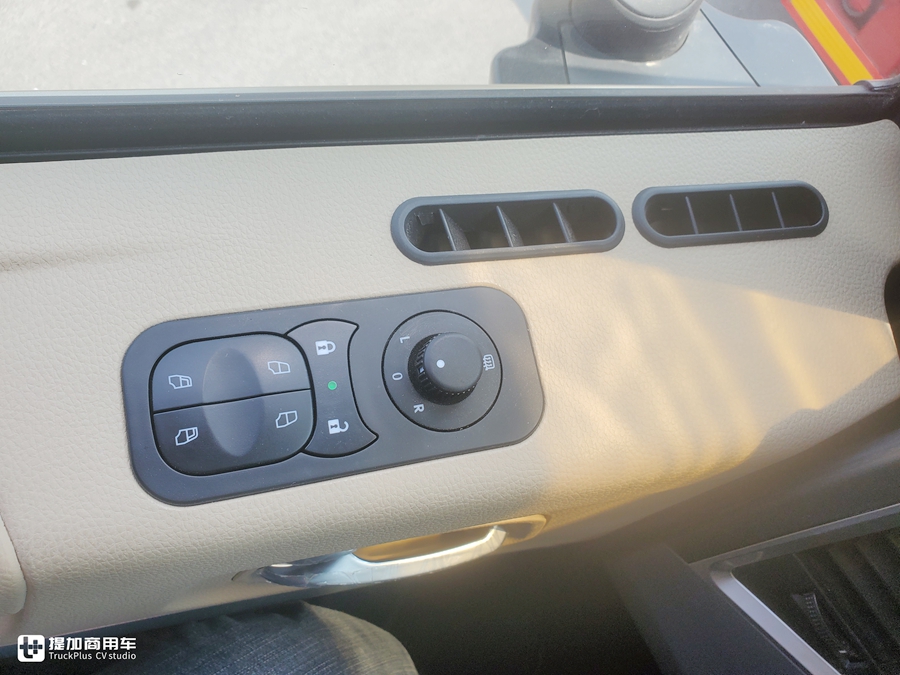 实拍联合U+420牵引车,笼式结构配液缓,车主说因为安全才选的联合 - 第13张 - 提加商用车网 实拍联合U+420牵引车,笼式结构配液缓,车主说因为安全才选的联合 - 第13张