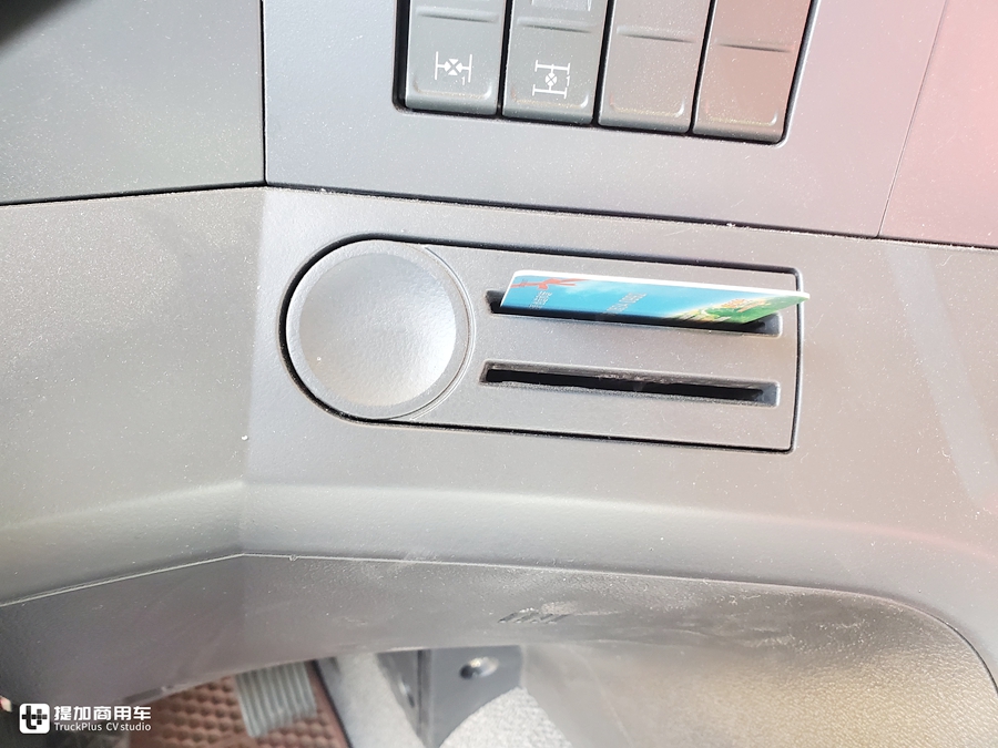 实拍联合U+420牵引车,笼式结构配液缓,车主说因为安全才选的联合 - 第14张 - 提加商用车网 实拍联合U+420牵引车,笼式结构配液缓,车主说因为安全才选的联合 - 第14张