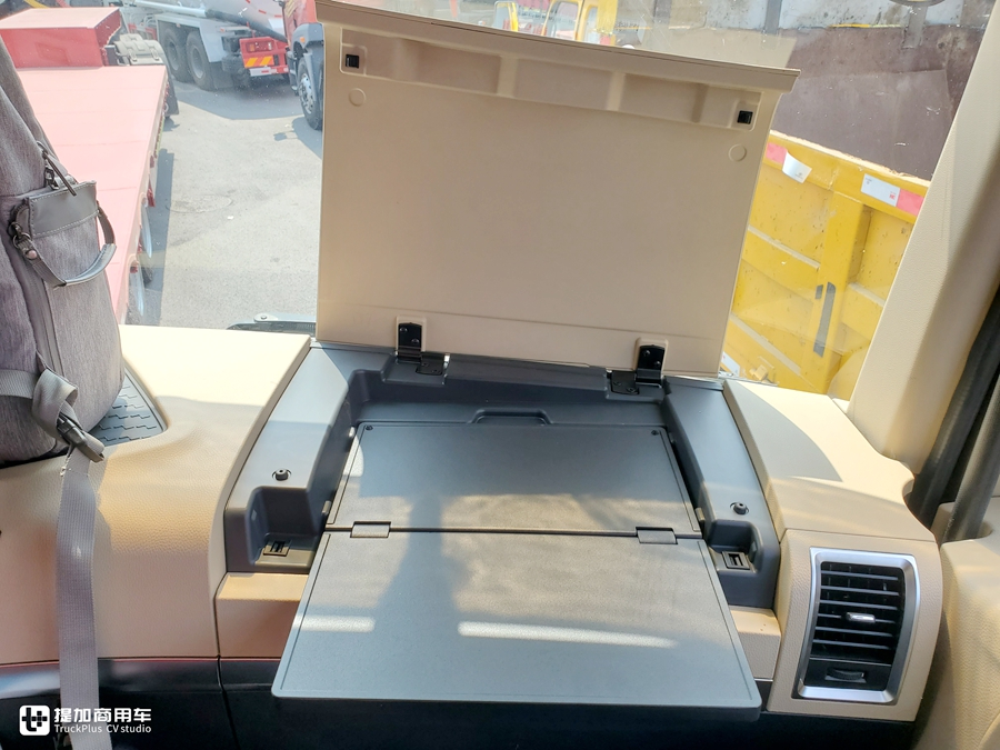 实拍联合U+420牵引车,笼式结构配液缓,车主说因为安全才选的联合 - 第17张 - 提加商用车网 实拍联合U+420牵引车,笼式结构配液缓,车主说因为安全才选的联合 - 第17张