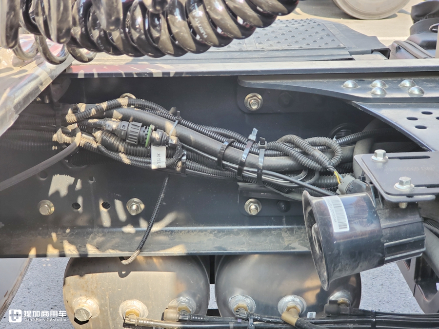 实拍联合U+420牵引车,笼式结构配液缓,车主说因为安全才选的联合 - 第26张 - 提加商用车网 实拍联合U+420牵引车,笼式结构配液缓,车主说因为安全才选的联合 - 第26张