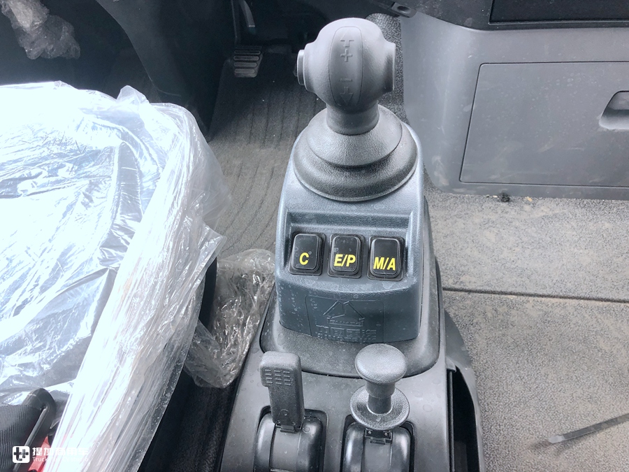 少见的金属蓝配色,外置安全提示喇叭是亮点,汕德卡G7快递牵引车实拍 - 第12张 - 提加商用车网 少见的金属蓝配色,外置安全提示喇叭是亮点,汕德卡G7快递牵引车实拍 - 第12张