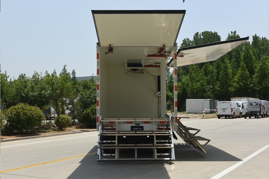 飞碟汽车打开“摆摊神器”,带您看夜市上的新大陆 - 第4张 - 提加商用车网 飞碟汽车打开“摆摊神器”,带您看夜市上的新大陆 - 第4张