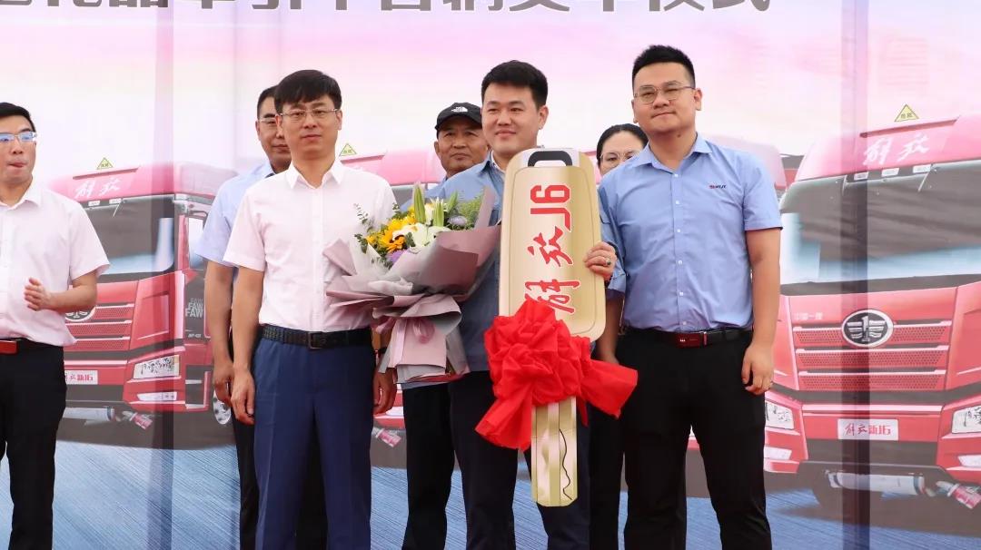全国首批沥青危化品牵引车交付,百辆一汽解放交车仪式顺利举行! - 第5张 - 提加商用车网 全国首批沥青危化品牵引车交付,百辆一汽解放交车仪式顺利举行! - 第5张