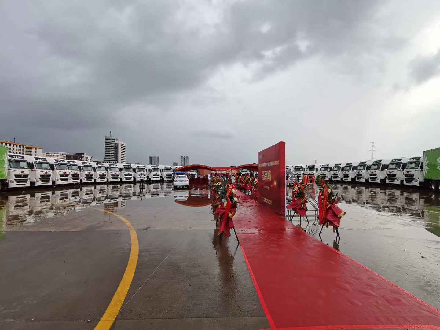 26台重汽豪沃T7牵引车交付广西领鲜易达冷链供应链有限公司 - 第1张 - 提加商用车网 26台重汽豪沃T7牵引车交付广西领鲜易达冷链供应链有限公司 - 第1张