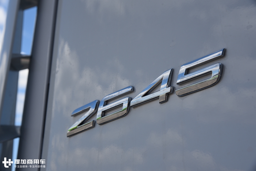 奔驰Actros同步欧洲的最新车型，除了没有电子后视镜，只卖80万到底贵不贵？