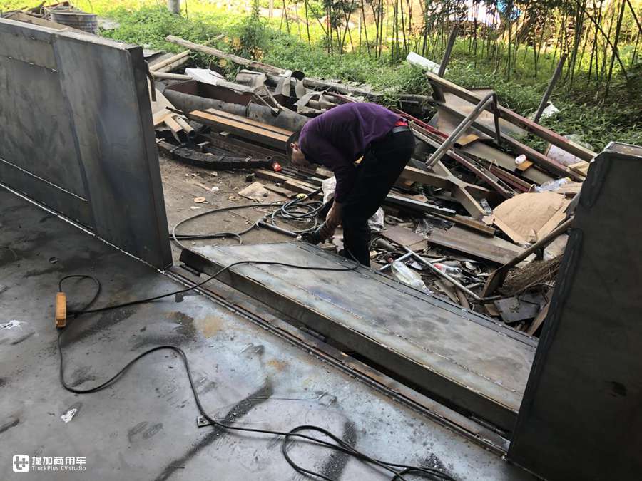 二十年前是补胎师傅,如今转行做货车司机,为啥只选轩德自卸车? - 第1张 - 提加商用车网 二十年前是补胎师傅,如今转行做货车司机,为啥只选轩德自卸车? - 第1张