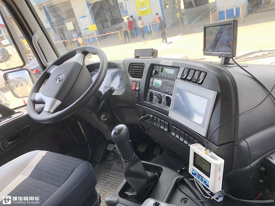 专业的猪崽运输车,售价高达80万?天龙VL载货车底盘的畜禽运输车实拍 - 第3张 - 提加商用车网 专业的猪崽运输车,售价高达80万?天龙VL载货车底盘的畜禽运输车实拍 - 第3张