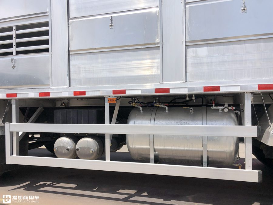 专业的猪崽运输车,售价高达80万?天龙VL载货车底盘的畜禽运输车实拍 - 第13张 - 提加商用车网 专业的猪崽运输车,售价高达80万?天龙VL载货车底盘的畜禽运输车实拍 - 第13张