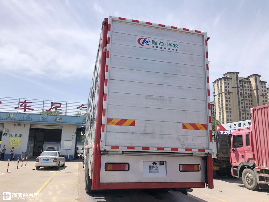 专业的猪崽运输车,售价高达80万?天龙VL载货车底盘的畜禽运输车实拍 - 第22张 - 提加商用车网 专业的猪崽运输车,售价高达80万?天龙VL载货车底盘的畜禽运输车实拍 - 第22张