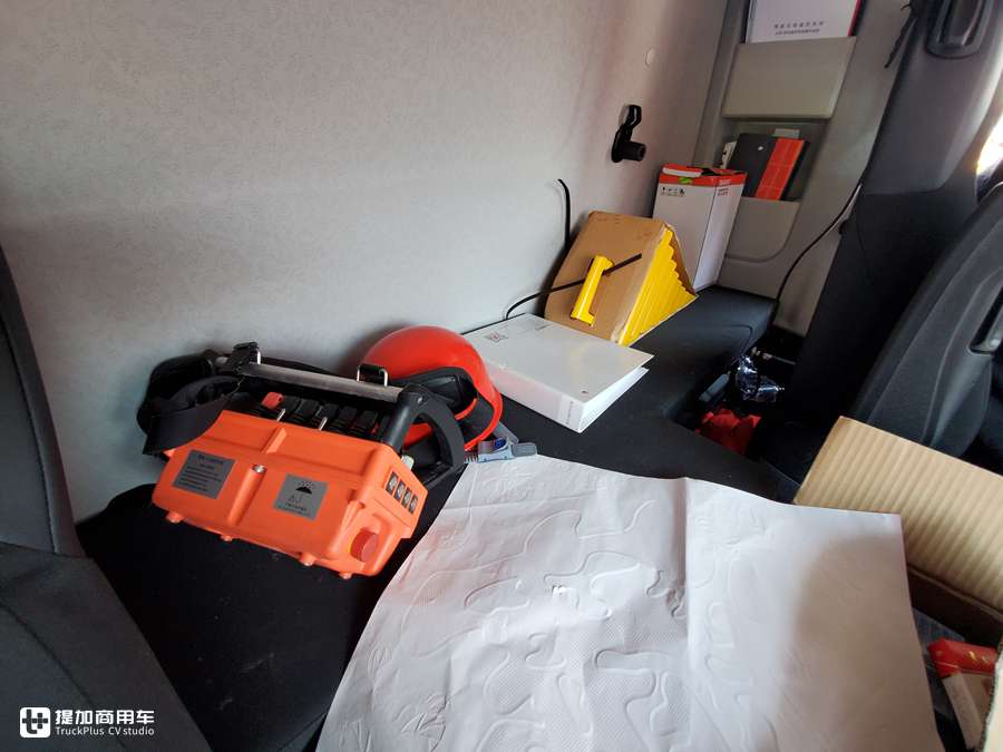 奔驰第四代外观三一上装,炮筒式仪表盘还有卧铺,阿洛斯泵车实拍 - 第21张 - 提加商用车网 奔驰第四代外观三一上装,炮筒式仪表盘还有卧铺,阿洛斯泵车实拍 - 第21张