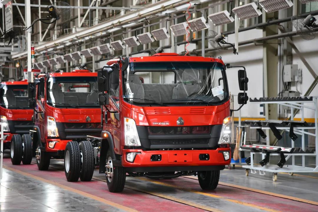 中国重汽再创新高，HOWO轻卡月产突破18000辆 - 第1张