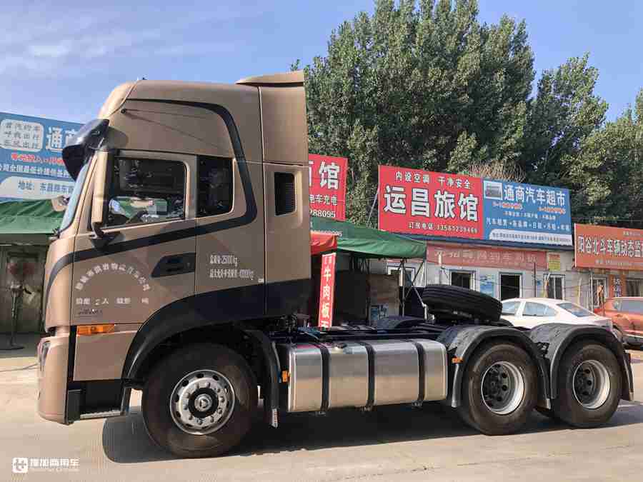 天龙KL自动挡牵引车实拍,继承了好多天龙旗舰基因,香槟金配色真好看 - 第3张 - 提加商用车网 天龙KL自动挡牵引车实拍,继承了好多天龙旗舰基因,香槟金配色真好看 - 第3张