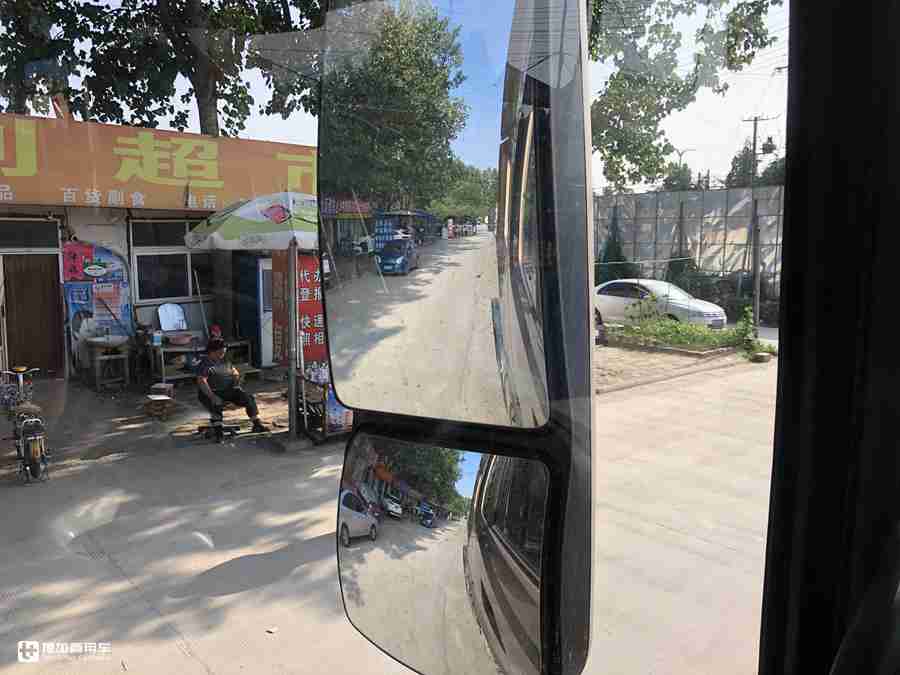 天龙KL自动挡牵引车实拍,继承了好多天龙旗舰基因,香槟金配色真好看 - 第6张 - 提加商用车网 天龙KL自动挡牵引车实拍,继承了好多天龙旗舰基因,香槟金配色真好看 - 第6张