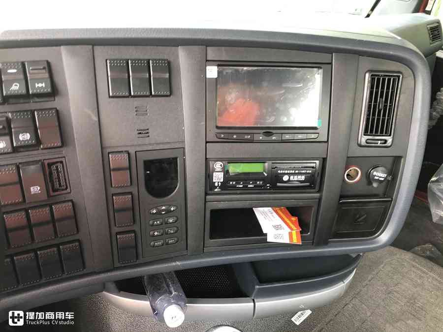 偶遇配潍柴发动机的豪沃T7H巡展车,这车怎么样?实拍带你好好看看 - 第7张 - 提加商用车网 偶遇配潍柴发动机的豪沃T7H巡展车,这车怎么样?实拍带你好好看看 - 第7张