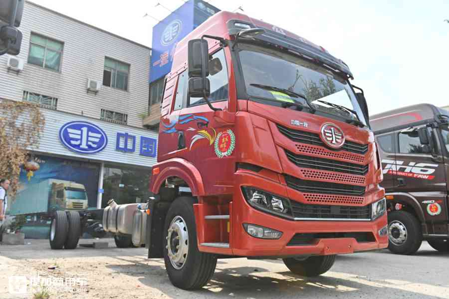 加大的底盘轻松拉货8吨，大单桥过路减免成本低，解放龙VH中卡实拍 - 第1张