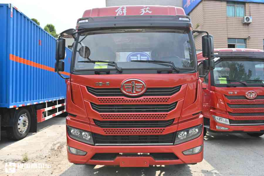 加大的底盘轻松拉货8吨，大单桥过路减免成本低，解放龙VH中卡实拍 - 第2张