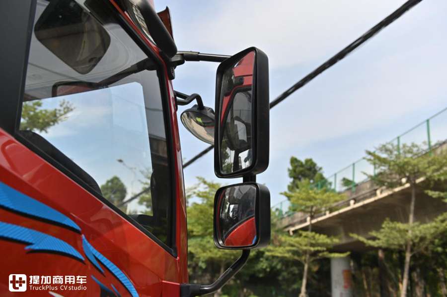 加大的底盘轻松拉货8吨，大单桥过路减免成本低，解放龙VH中卡实拍 - 第3张