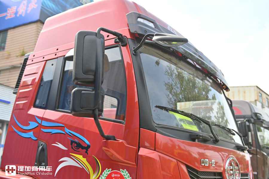 加大的底盘轻松拉货8吨，大单桥过路减免成本低，解放龙VH中卡实拍 - 第4张